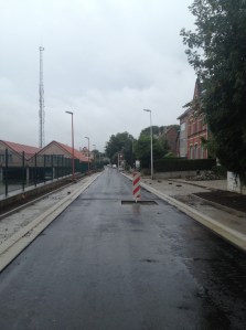 Het eerste deel van de N8 tot de d'Arconatistraat heeft al een asfaltlaag. Nu de voetpaden...