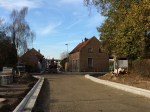 Na een lange lijdensweg liggen de rioleringen op hun plaats en kan het kruispunt met de Herdebeekstraat afgewerkt worden.