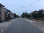 Brede voetpaden in de Halleweg, vlakbij de drukke Lenniksebaan